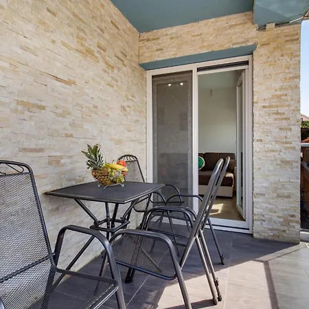 Apartment 1 Bedroom Awesome In Vrh (Krk)