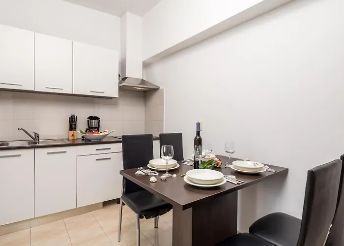 1 Bedroom Awesome In Διαμέρισμα *