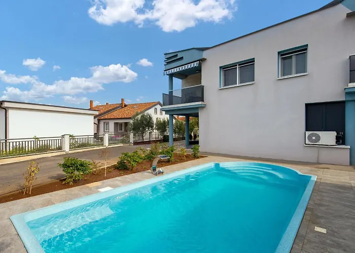 1 Bedroom Awesome In Διαμέρισμα *
