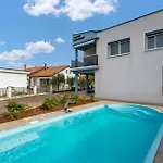 1 Bedroom Awesome In Apartman *