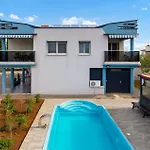 1 Bedroom Awesome In Apartman Vrh